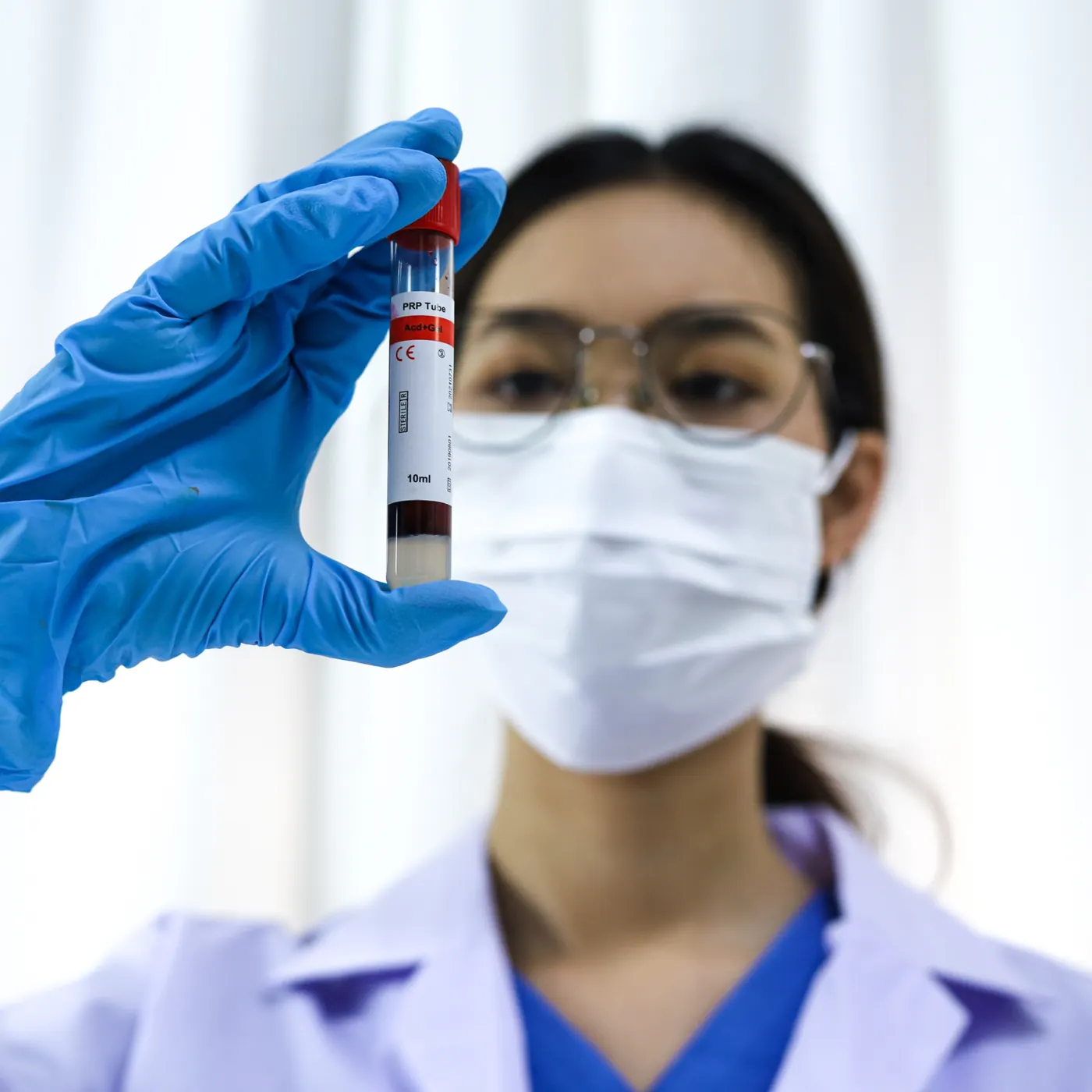 Layperson performing a self-testing IVD under study conditions